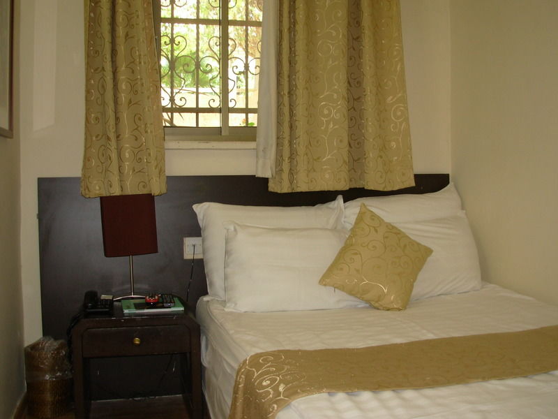 The Little House In Bakah Hotel Jerusalem Exterior photo
